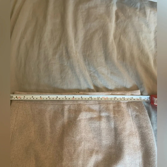 J Crew Women's Shirttail Mini Skirt
Wool Tan  Zip Up Fully Lined. Size 6 - Picture 9 of 11
